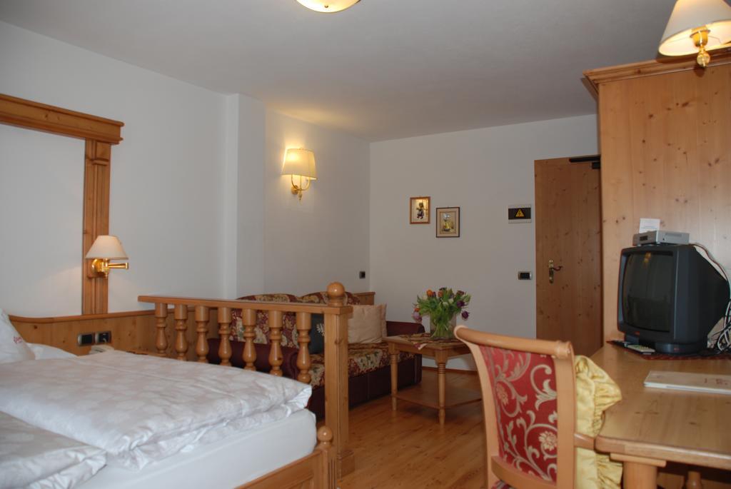 Hotel Flora Σέλβα ντι Βαλ Γκαρντένα Δωμάτιο φωτογραφία