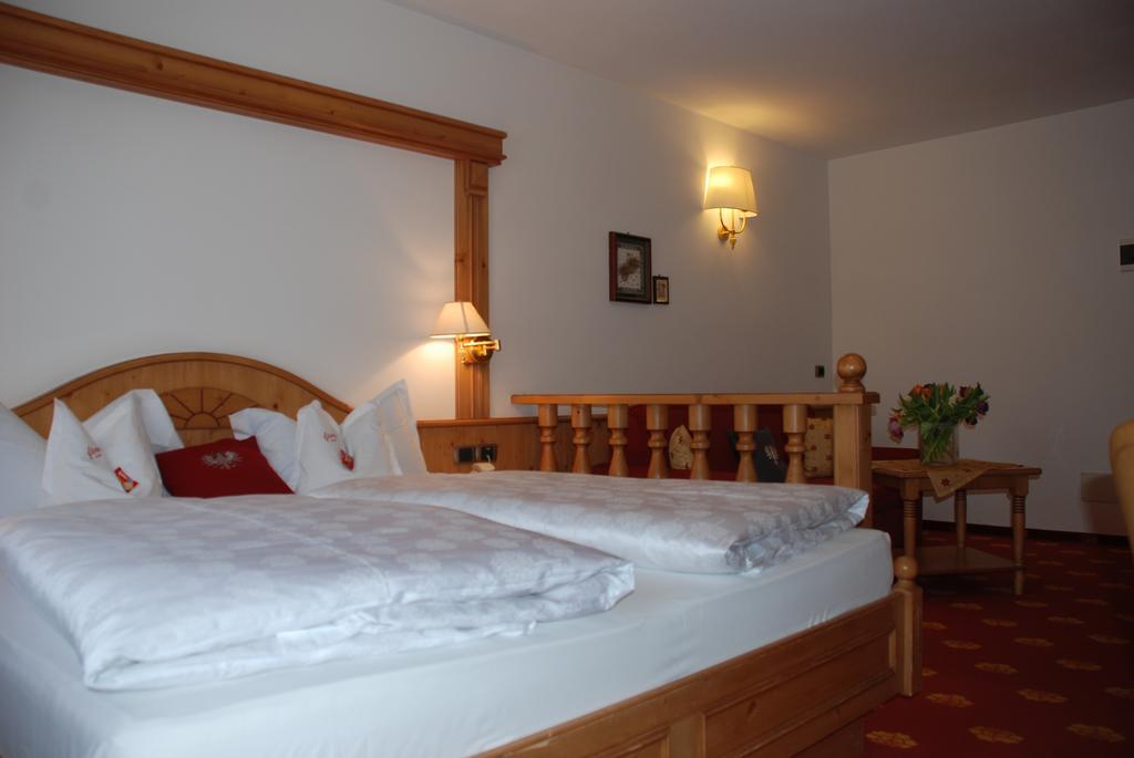 Hotel Flora Σέλβα ντι Βαλ Γκαρντένα Δωμάτιο φωτογραφία