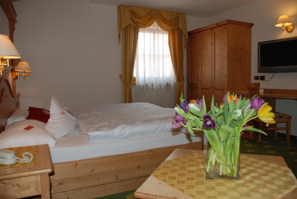 Hotel Flora Σέλβα ντι Βαλ Γκαρντένα Δωμάτιο φωτογραφία