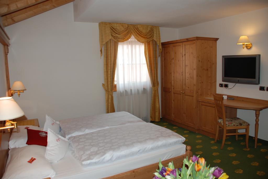 Hotel Flora Σέλβα ντι Βαλ Γκαρντένα Δωμάτιο φωτογραφία