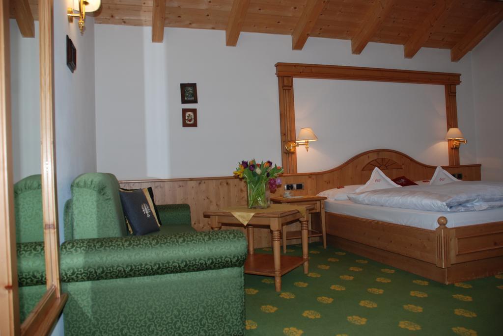Hotel Flora Σέλβα ντι Βαλ Γκαρντένα Δωμάτιο φωτογραφία