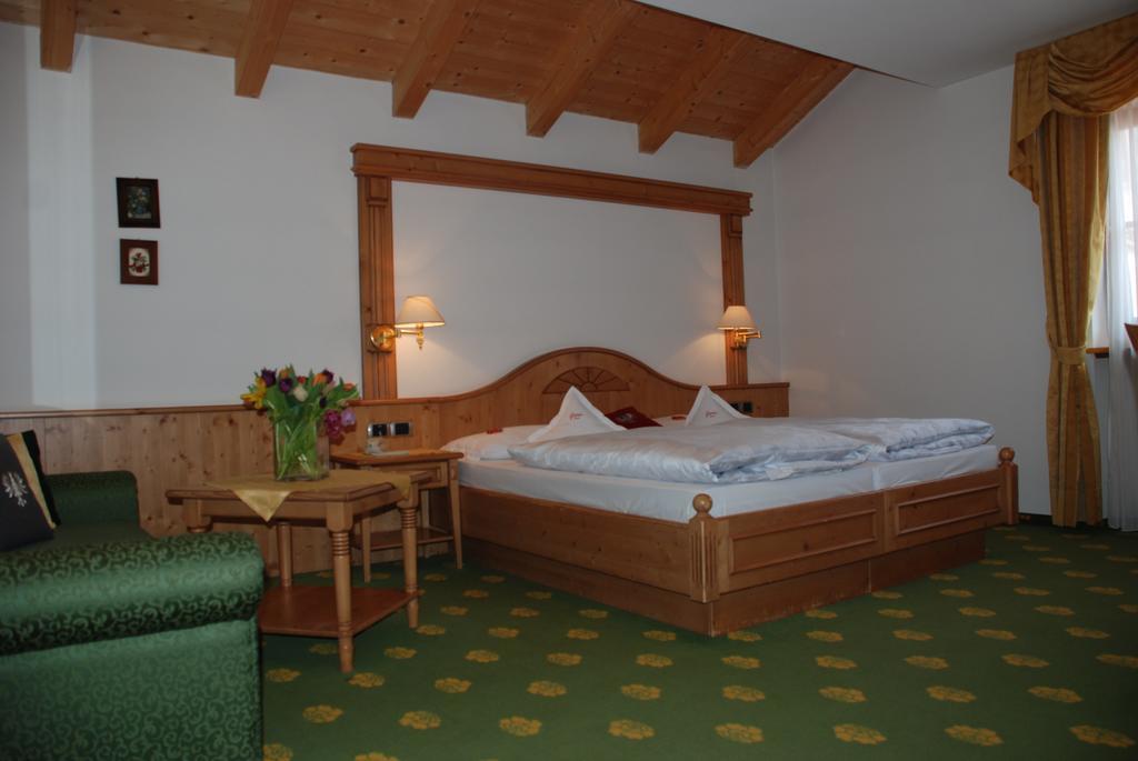 Hotel Flora Σέλβα ντι Βαλ Γκαρντένα Δωμάτιο φωτογραφία