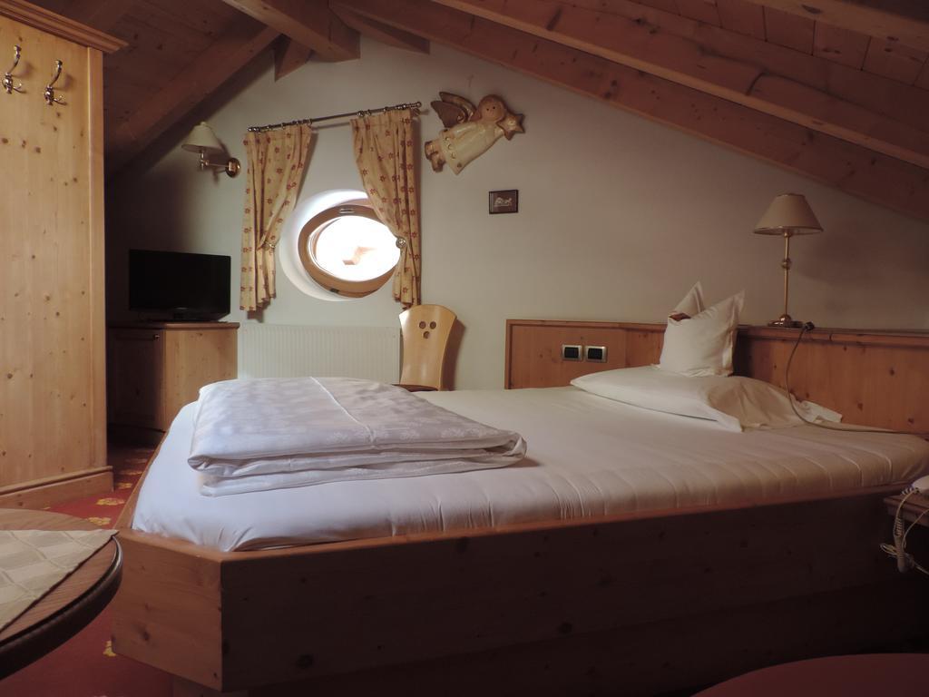 Hotel Flora Σέλβα ντι Βαλ Γκαρντένα Δωμάτιο φωτογραφία