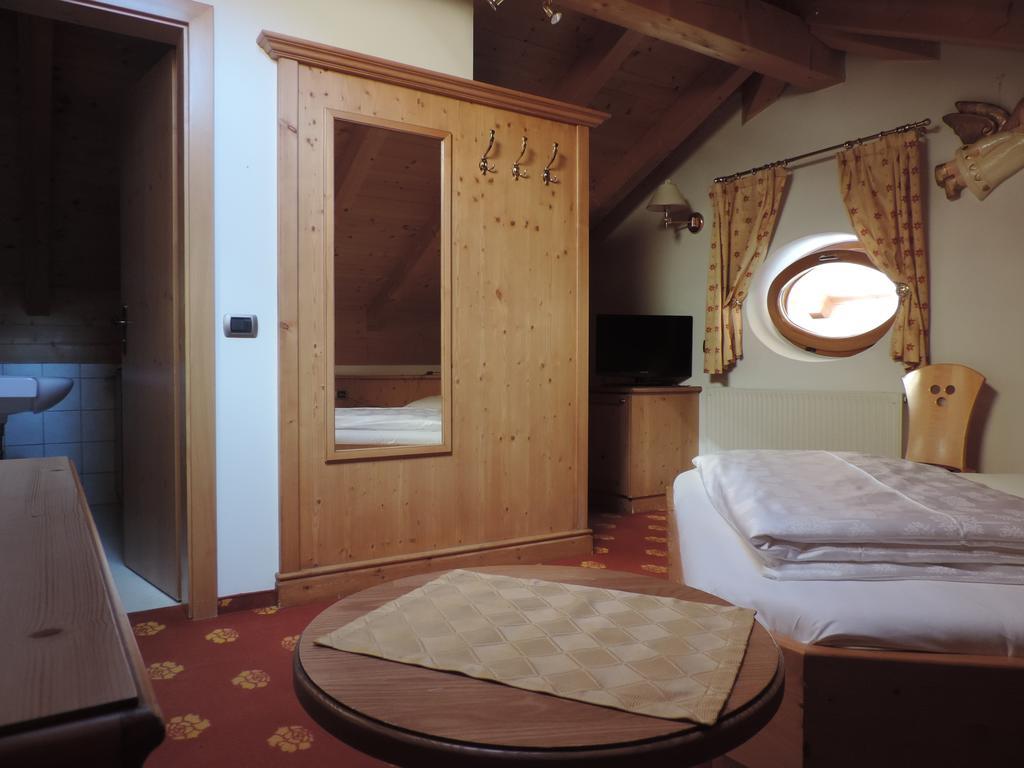 Hotel Flora Σέλβα ντι Βαλ Γκαρντένα Δωμάτιο φωτογραφία